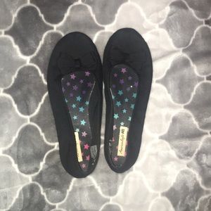 Girl’s black flats